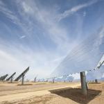 Panneaux solaires dans une grande étendue de sable